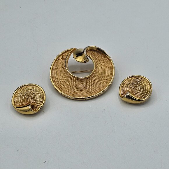Vintage BSK Gold Tone Textured Swirl Round Brooch Clip-On Earrings Demi Parure - Picture 8 of 8